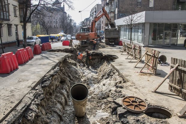 Главное за ночь: "народные" субсидии, Киев без воды и кровавое побоище в суде