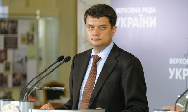 Главное за ночь: гневная речь Разумкова, новые правила ПДД и запрет сигарет в Украине