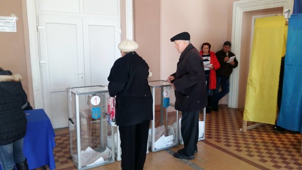 Сотни избирателей в одной квартире и приглашение покойникам: в Киеве разразился скандал с "мертвыми душами"