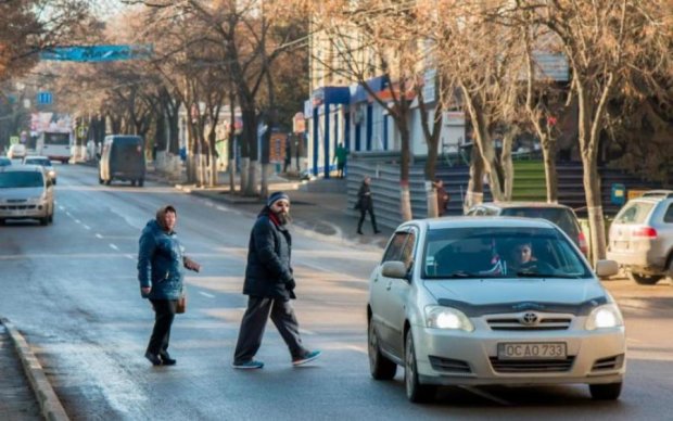 Нові правила на українських дорогах торкнулися і пішоходів: відеодоказ
