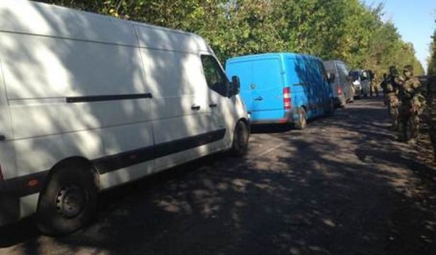 Три мікроавтобуси продуктів затримали на Донбасі
