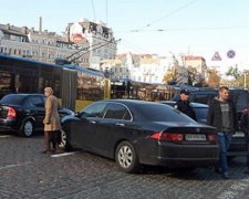 У центрі Києва десятки тролейбусів припинили рух через "Honda" (фото)
