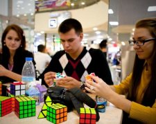 Менше 5 секунд: школяр переплюнув світовий рекорд зі складання кубика Рубіка