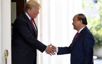 Рукостискання Трампа знову стало темою глузувань