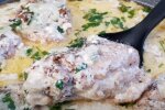 Простий рецепт для всієї родини - тушкований рис з куркою і сметанним соусом