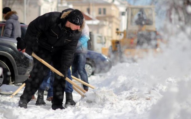 Прибирання снігу довело чиновника до істерики: епічне відео