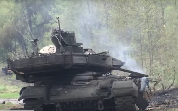 Уничтоженный российский танк. Фото: скрин youtube