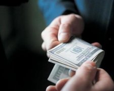 Черкаського прокурора спіймали на хабарі в 1,5 тисячі доларів