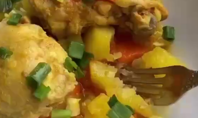 Жаркое с куриными бёдрами и картошкой, кадр из видео