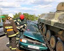 Залізний монстр Лукашенка розплющив невинний легковик: відео