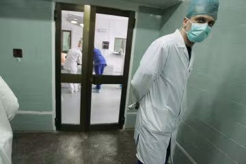 Жизнь маленьких львовян в опасности, кормили ядом: разъяренные родители едва не линчевали изверга