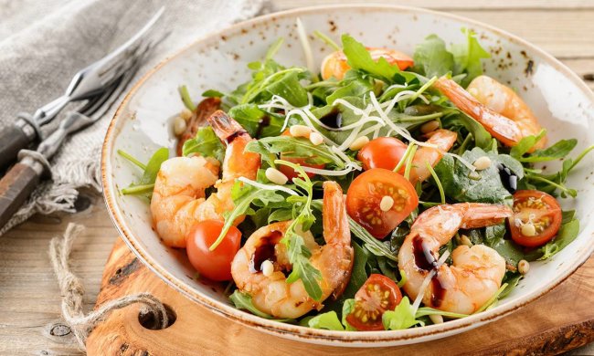 Рецепт всього за 20 хвилин: солодкий рис з часником, креветками і руколою