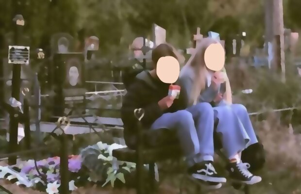 Діти влаштували фотосесію на кладовищі, скріншот з відео