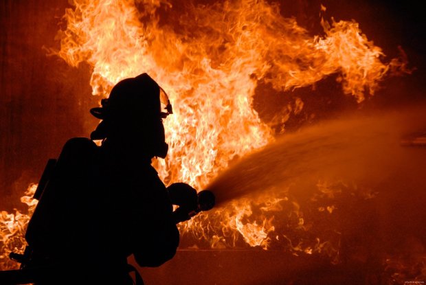 У Києві горів триповерховий палац: пожежники рятували Mercedes