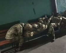 В Черкассах призывников заставили спать прямо на вокзале: незапланированная "подготовка"