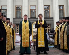 Пришли отпеть Раду на прощание? Под стенами парламента собрались десятки священников