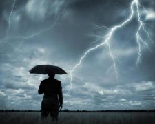 Українцям розповіли, як врятуватися від блискавки-вбивці
