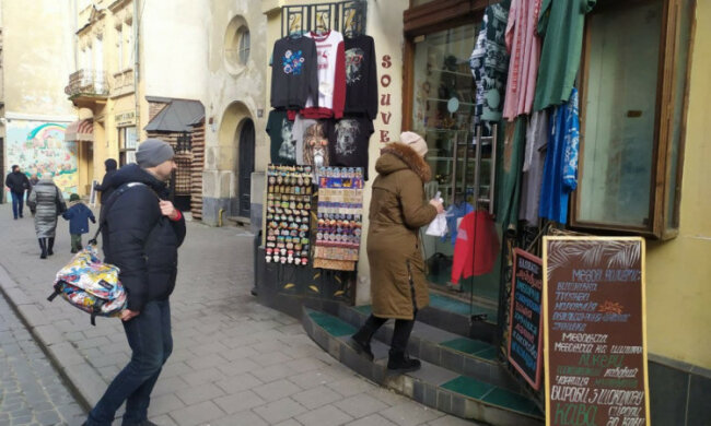 Львовяне "отпраздновали" локдаун глинтвейном и шоппингом: гуляют как в последний раз