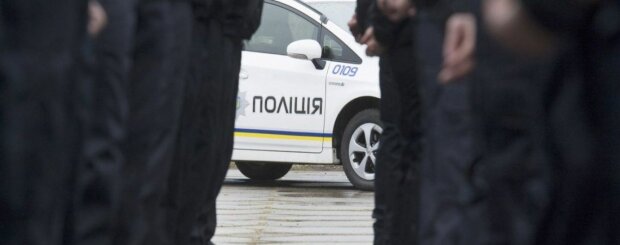 У центрі Києва поліцейський напав на школярку: дивом врятували перехожі