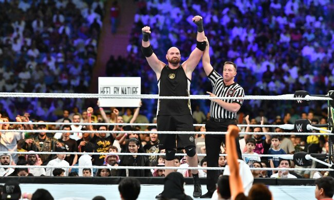 Тайсон Фьюри победил Брауна Строумена в дебютном бою в рестлинге