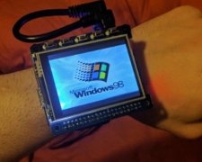 Ентузіаст створив розумний годинник на Windows 98