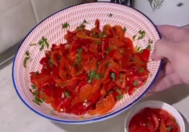 Сочный секрет осени: рецепт закуски из запеченных перцев, от которой невозможно оторваться