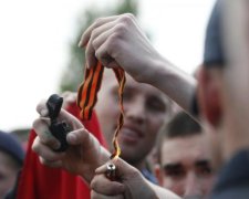 Нехай щастить: "колорадських фанатів" з ганьбою виперли з України
