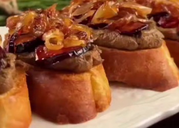 Паштет зі сливою та медовою цибулею.