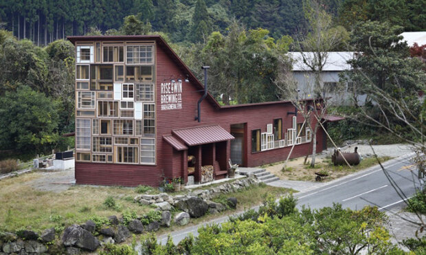 Грета Тунберг схвалює: в Японії спорудили унікальний бар зі сміття, фото