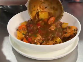 Куриное рагу с овощами, кадр из видео