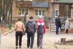 Люди на улице, скриншот: Youtube