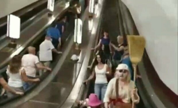 Киянка з мітлою влаштувала дикий шабаш в метро - "Знімайте маски"