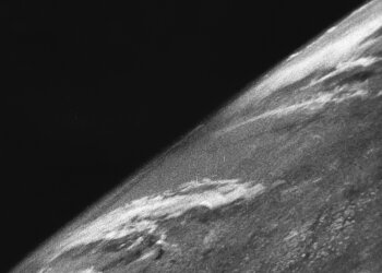 Первая фотография Земли из космоса с ракеты "Фау-2"