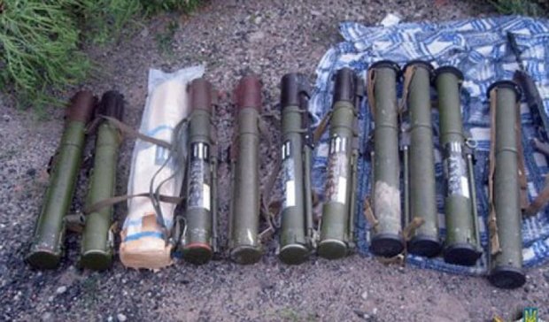 Біля траси Артемівськ-Дебальцеве відшукали арсенал зброї (фото)