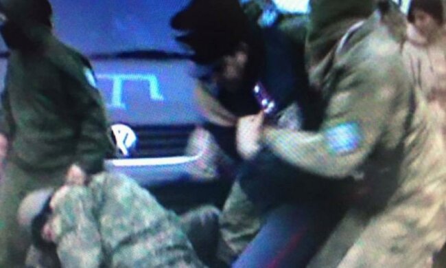 Учасники блокади Криму поранили ножем поліцейського (фото)