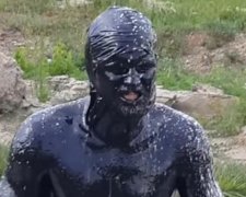 Купання росіянина в мазуті зняли на відео