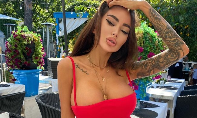 Украинская Кардашьян прижалась упругими формами к стеклу: "Ты любишь особенное"