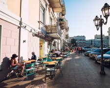 В центре Одессы дерево рухнуло на машину, движение парализовано: хозяйственный "талант" Труханова показали одним видео