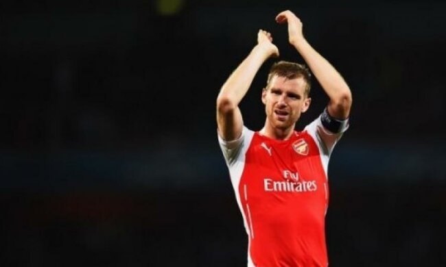 Защитник "Арсенала" вытер сопли об мальчика (видео)