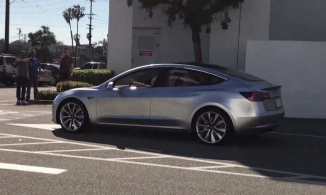 Бюджетный Tesla Model 3 впервые протестировали