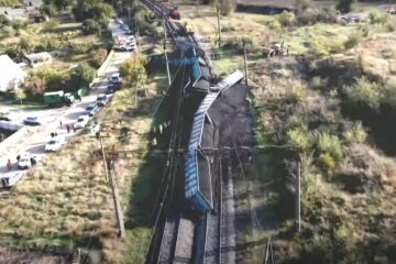 поезд сошел с рельсов, скриншот с видео