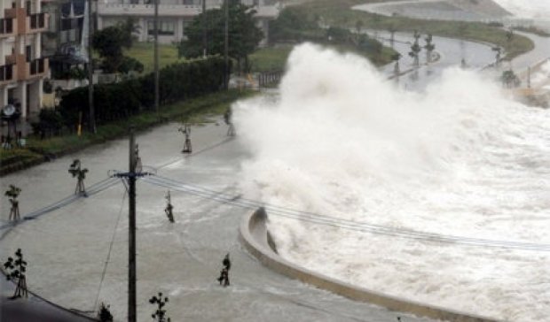 К Японии приближается опасный тайфун Дуджуан