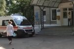 Хотіла зрізати шлях і залишилася без ніг - на Вінничині рятують 9-річну Софійку