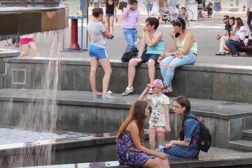 Люди возле фонтана. Фото: youtube