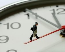 Переход на летнее время: украинцам напомнили, когда и куда переводить часы