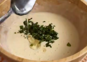 Сырные блинчики с зеленью, кадр из видео