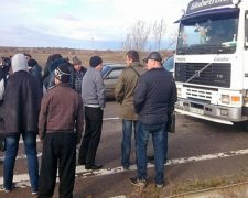 Розлючені одесити перекрили трасу на Київ (фото)