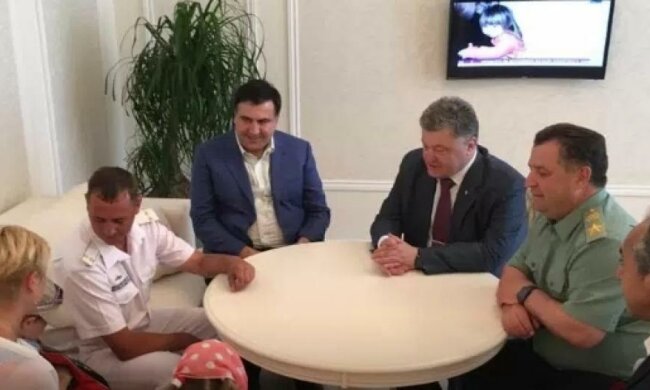 Порошенко подарував 7 квартир кримським морякам