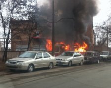 В Запорожье на остановке загорелся трамвай