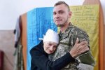 Фото дня: старенька всі свої гроші віддає на перемогу України